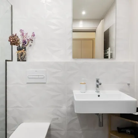 Flat Opposite From 24 Hour Parking