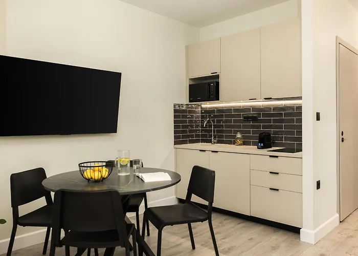 Flat Opposite From 24 Hour Parking