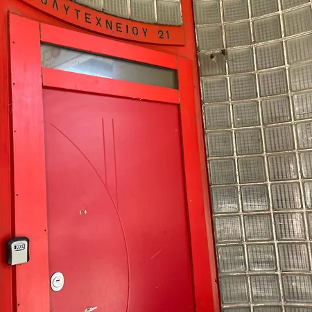 Flat Opposite From 24 Hour Parking Apartment *