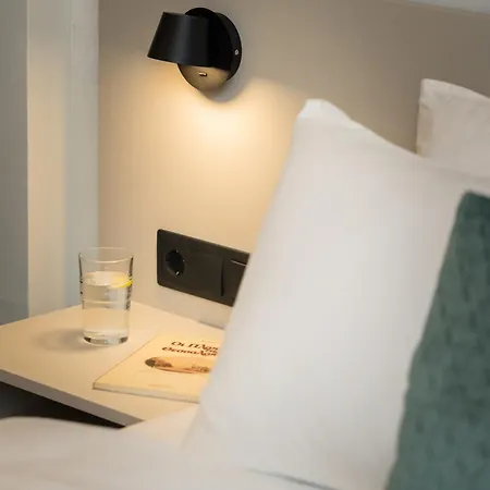 Flat Opposite From 24 Hour Parking *