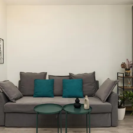 Flat Opposite From 24 Hour Parking 아파트 *