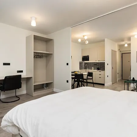 Flat Opposite From 24 Hour Parking