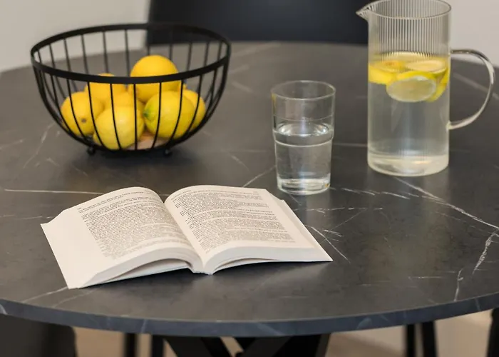 Flat Opposite From 24 Hour Parking Apartment *