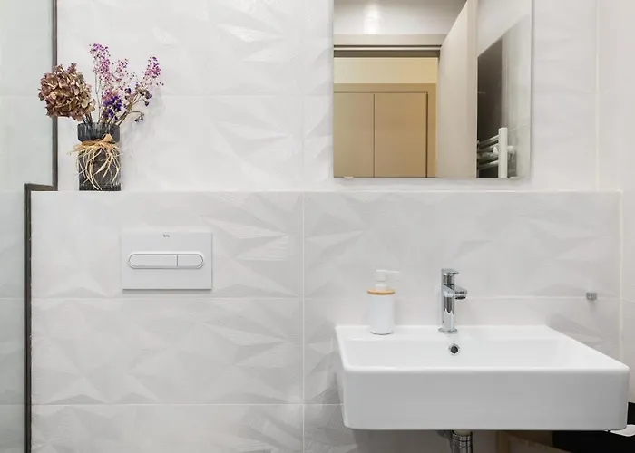 Flat Opposite From 24 Hour Parking