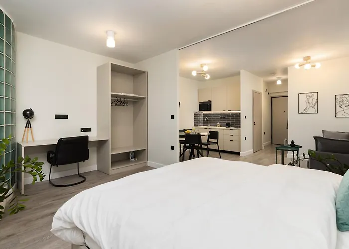 Flat Opposite From 24 Hour Parking