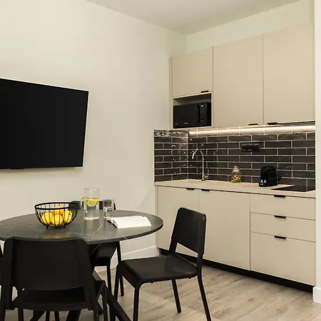 Flat Opposite From 24 Hour Parking