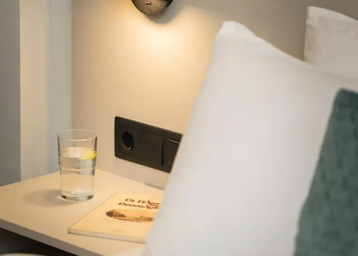 Flat Opposite From 24 Hour Parking *